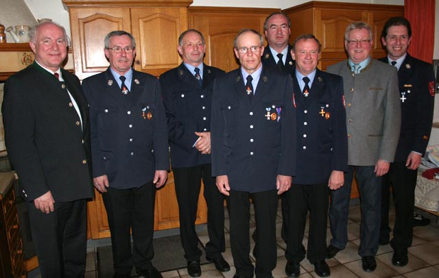 40- jährige aktive Dienstzeit v.l. Landrat Heinrich Trapp, Franz Schmerbeck, Hermann Pflieger, Josef Knöckl, KBR  Josef Kramhöller, Karl Apfelböck, Bürgermeister Max Schadenfroh und KBM Max Schraufnagl. 